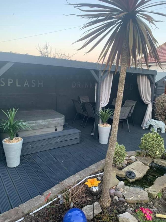 Sunnyside - Large Seaside Home With Views And Hot Tub Prestatyn Exterior foto