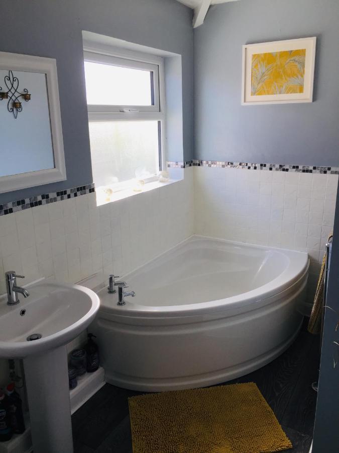 Sunnyside - Large Seaside Home With Views And Hot Tub Prestatyn Exterior foto
