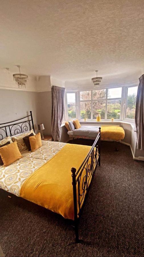 Sunnyside - Large Seaside Home With Views And Hot Tub Prestatyn Exterior foto